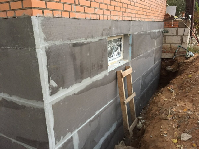 Выравнивание стен фасада под отделку, отделка цоколя